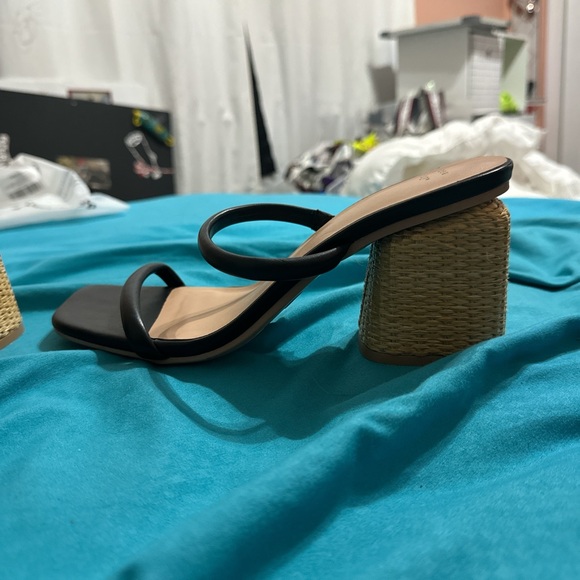 Black Heals - Picture 2 of 2